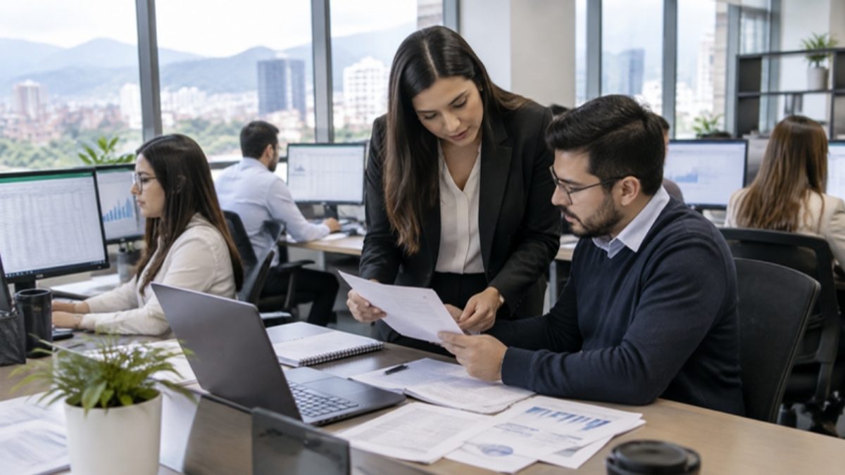 Equipo de una firma contable revisando reportes financieros